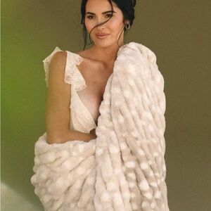 Lola Blankets x Rach Parcell Ivory Fawn/Throw/Blanket/Size L/NEW! NIB! SEALED!!